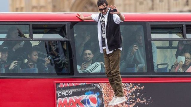 Steven Frayne défie les lois de la gravité en lévitant à côté d'un bus à Londres