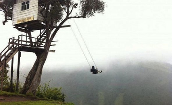 Equateur : Cette balançoire est suspendue au-dessus du vide !