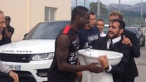 Deux journalistes italiens offrent un drôle de cadeau à Mario Balotelli