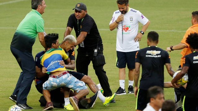 Neymar se fait plaquer au sol par un supporter sur le terrain