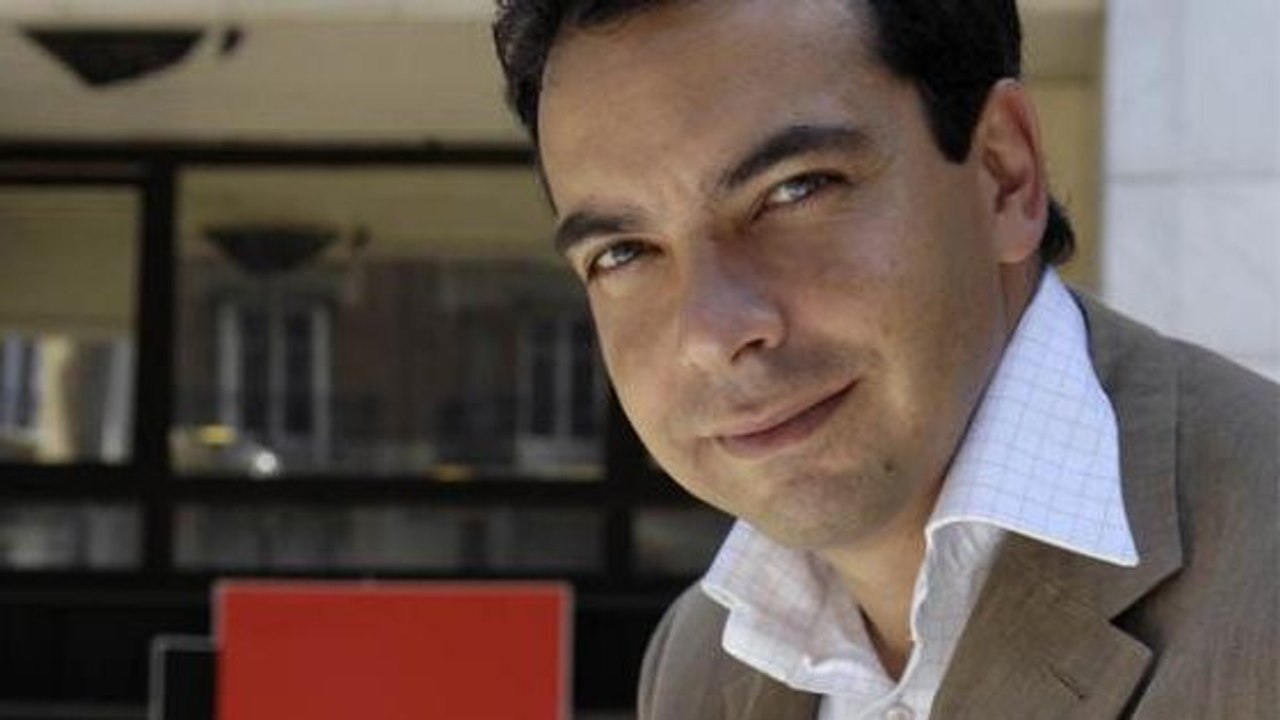 France Inter : Patrick Cohen contredit Marine Le Pen sur l'apartheid