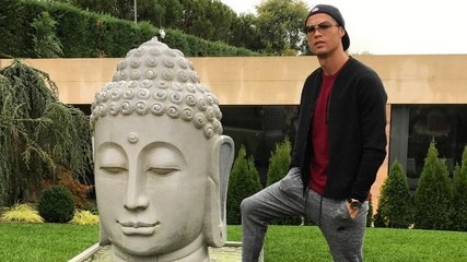 Une photo de Cristiano Ronaldo, le pied sur une statue de Bouddha, fait scandale