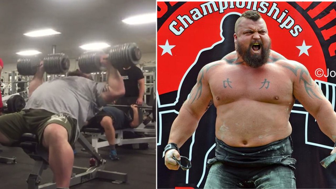 Eddie Hall, le strongman anglais, fait du développé-couché avec des haltères de 90 kilos