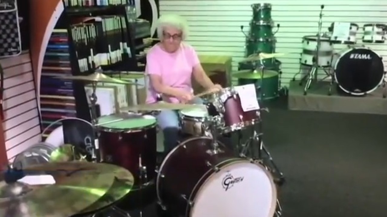 Cette grand-mère qui fait de la batterie fait le buzz sur le web
