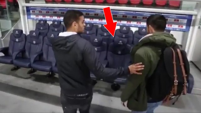 Hatem Ben Arfa invite un fan à visiter le Parc des Princes et lui présente le banc de touche