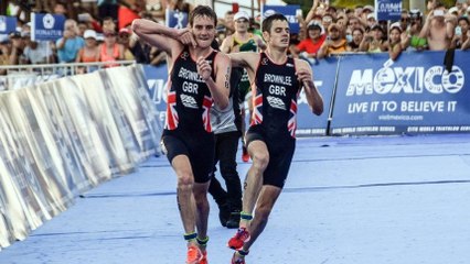 Alistair Brownlee vient au secours de son frère Jonathan aux championnats du monde de triathlon