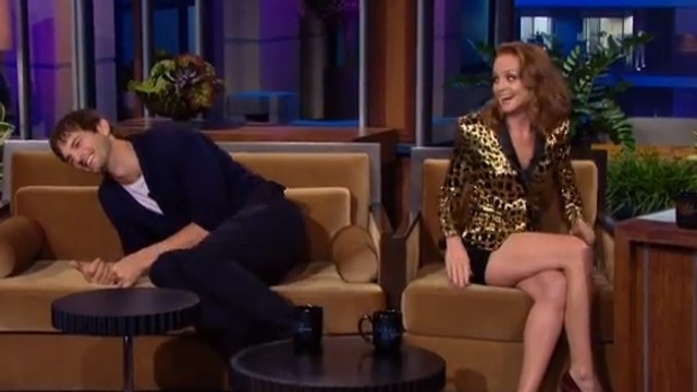 Jayma Mays, de Glee, dégoûte Ashton Kutcher avec une anecdote écoeurante