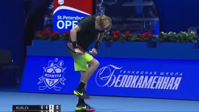 Andrey Rublev tente de casser sa raquette mais n'y arrive pas