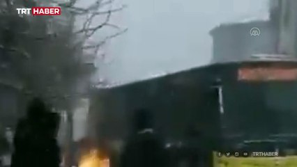 İçinde yolcuların olduğu İETT otobüsü elektrik panosuna çarptı