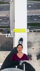 Hombre que camina por cornisas de rascacielos