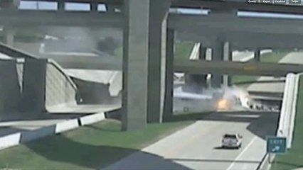 Un camion provoque un énorme accident et fait un vol plané