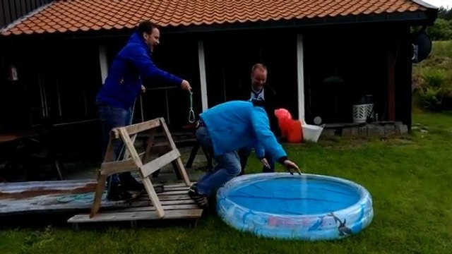 Masqué, il croit réaliser un saut à l'élastique... et finit dans une piscine gonflable