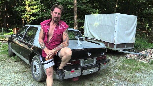 Johnny Cadillac, sosie belge de Hallyday, vous explique comment vous battre dans des bars... Mythique !