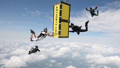 Le magicien Anthony Martin saute en parachute menotté et enfermé dans un coffre !