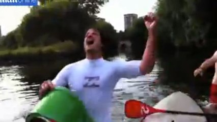 Après 24h de recherche,  Richard Ford réussit à retrouver son alliance perdue... dans un rivière !