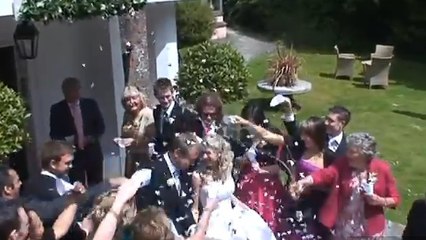 En plein mariage, une grand-mère jette son verre sur la mariée au lieu des confettis