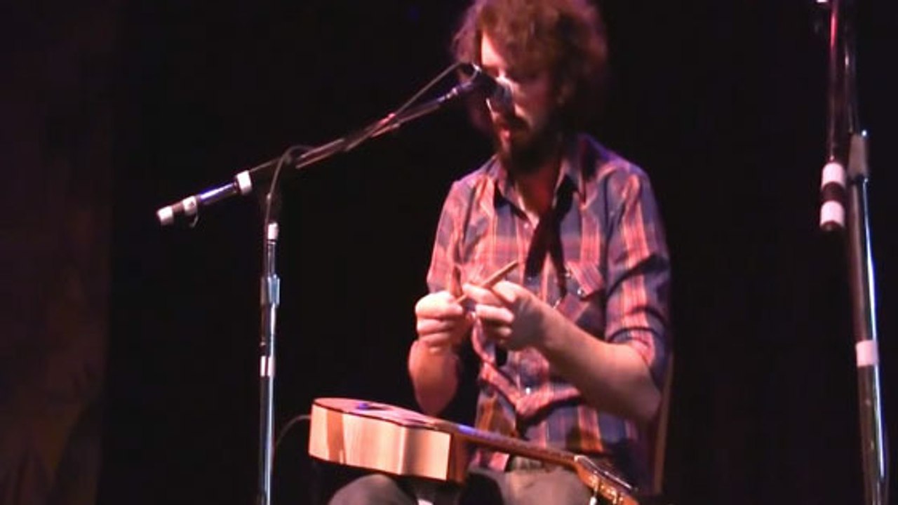 Le musicien James Hill fait du hip hop et de la techno avec son ukulélé