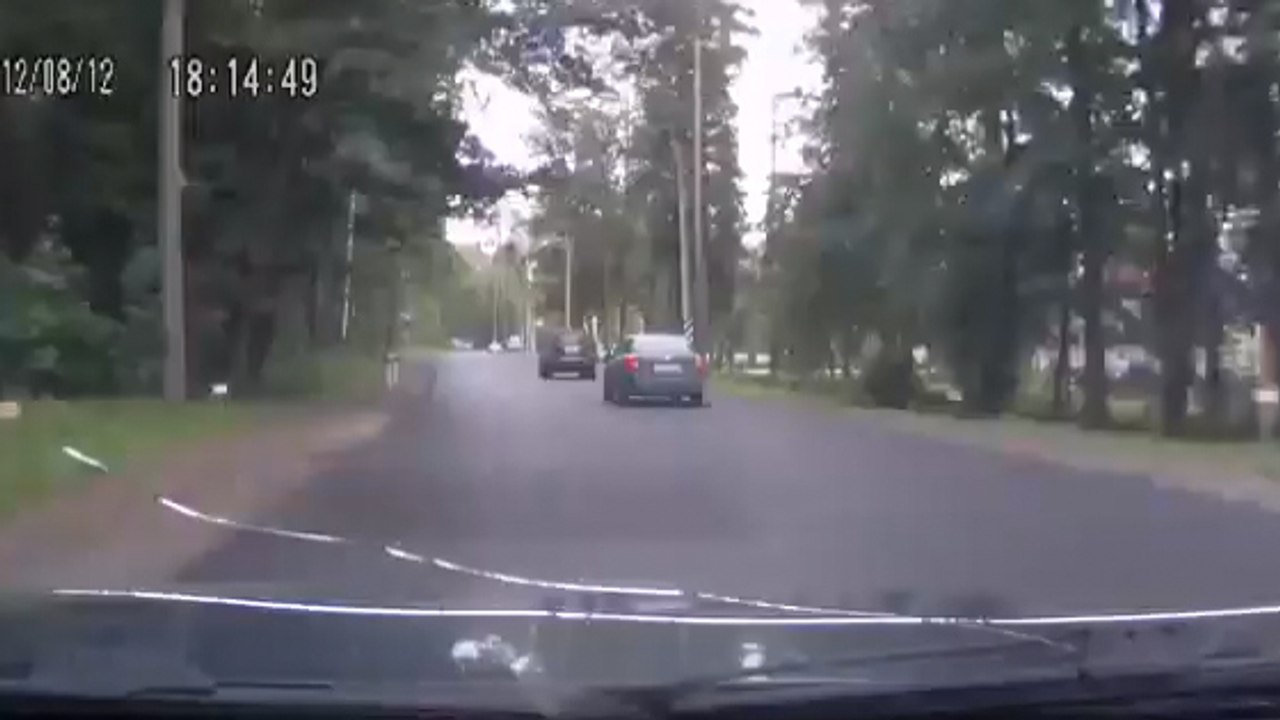 Cet automobiliste est parvenu à avoir un accident de voiture de manière synchro avec la musique qu’il écoute