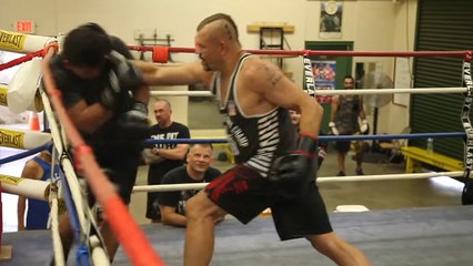 Chuck Liddell fait du sparring contre des élèves qui passent leur ceinture noire de kenpo