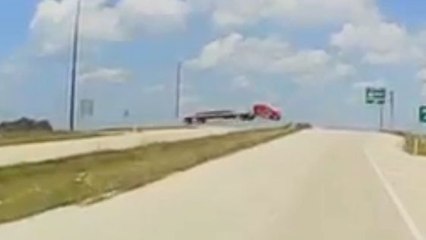 Indiana aux États-Unis : Un camion décolle de la route et explose à la sortie d'une autoroute