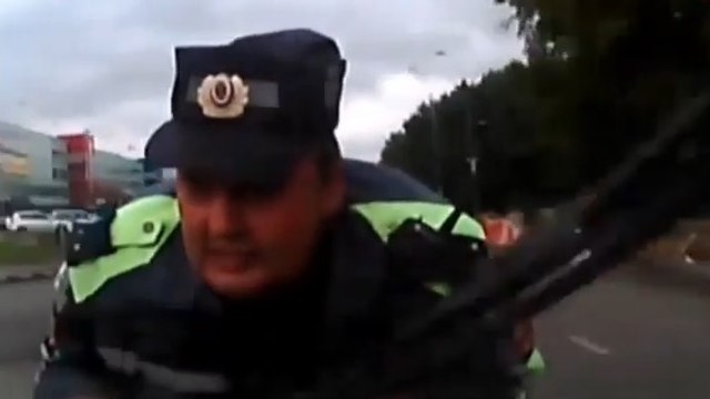 Percuté par un chauffard, le policier russe Alexander Seleznev est trainé sur le capot d'une voiture