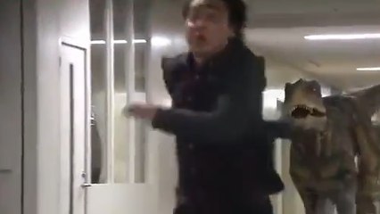 Japon : Victime d'une blague, cet homme se retrouve face à face avec un dinosaure