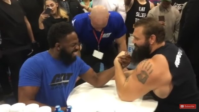 Jon Jones ose affronter un powerlifter au bras de fer !