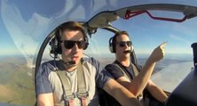 Un pilote d'avion amateur effraie son meilleur ami avec des acrobaties aériennes