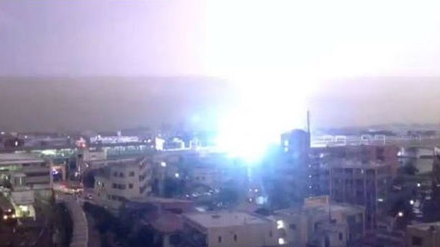 Regardez la foudre s'abattre sur un train au Japon