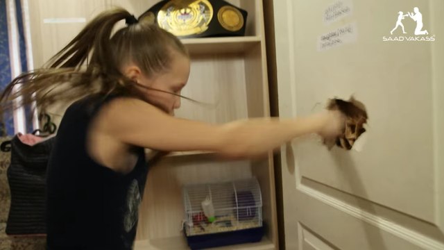 Cette prodige de la boxe de 9 ans peut maintenant balancer 221 coups en 30 secondes...