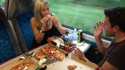 A bord d'un train, elle arrive à se faire livrer deux pizzas en 50 secondes d'arrêt