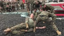 Un combat de grappling impressionnant entre deux militaires de la Marine américaine