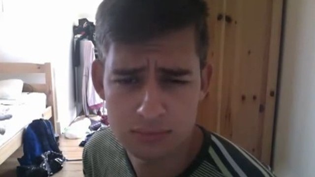 Après la danse de l'épaule de Cyril Hanouna, découvrez la danse des sourcils de ce jeune homme