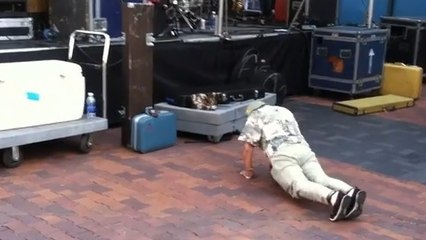Cette mamie fait des pompes au rythme d'un concert de rock
