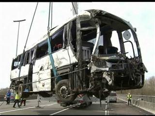 Ranst: Bas terjunam dari jambatan