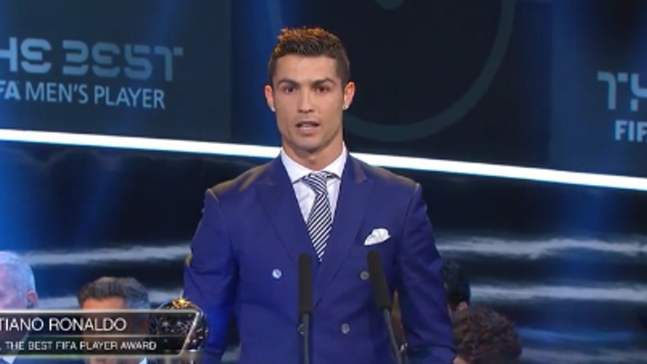 L'énorme troll de Cristiano Ronaldo au Barça et à Lionel Messi en recevant le trophée "The Best"