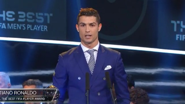 L'énorme troll de Cristiano Ronaldo au Barça et à Lionel Messi en recevant le trophée The Best