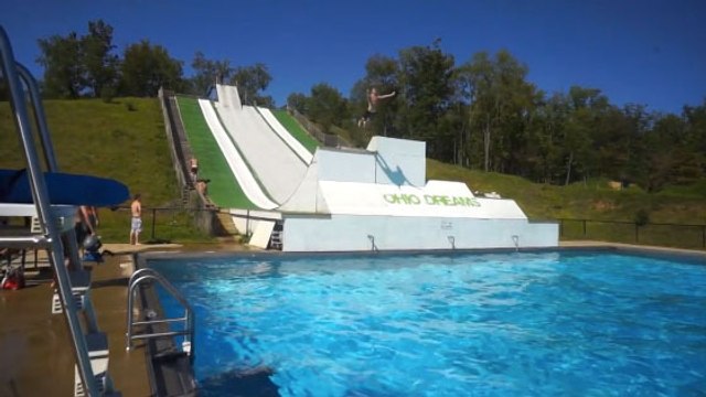 Avec la piscine-toboggan slip n'slide, vous allez vous envoler !