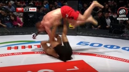 Diego Brandao réalise la clé de bras "helicopter" la plus folle jamais vue dans l'octogone