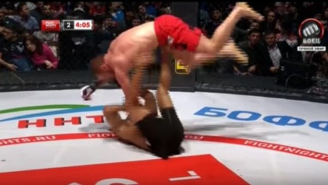 Diego Brandao réalise la clé de bras helicopter la plus folle jamais vue dans l'octogone