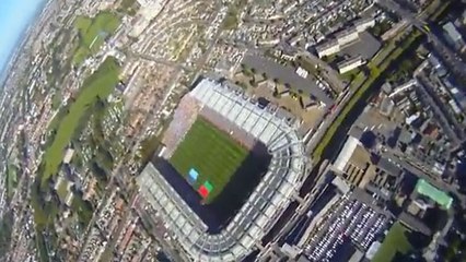 Filmé avec sa GoPro, il saute en parachute et atterrit au beau milieu d'un stade à Dublin