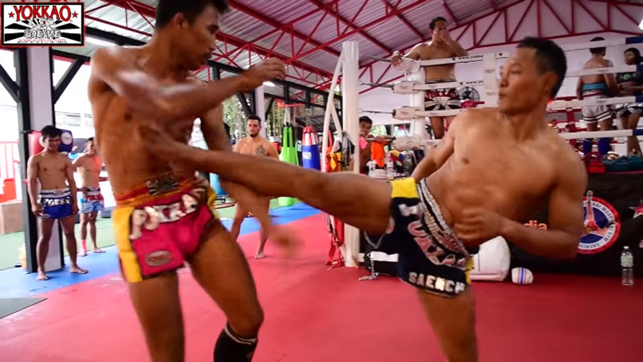 Les légendes du muay-thaï Saenchai et Singdam envoient du lourd à l'entraînement