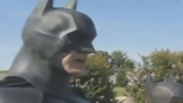 Batman et Captain America portent secours à un chat victime des flammes