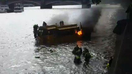 Londres : Un bateau coule après avoir pris feu sur la Tamise avec 30 personnes à bord