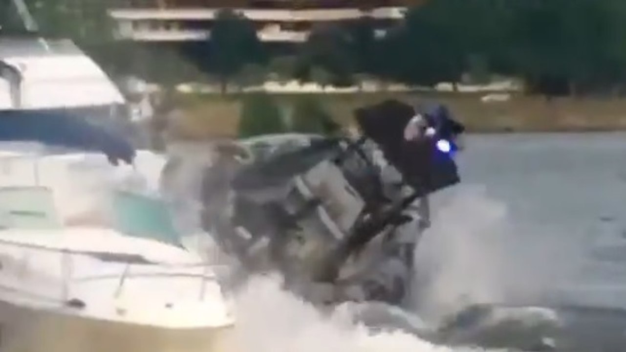 Dans la précipitation, un bateau de police percute deux bateaux amarrés