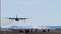 Regardez cet immense avion voler à quelques mètres au-dessus d'une foule de personnes