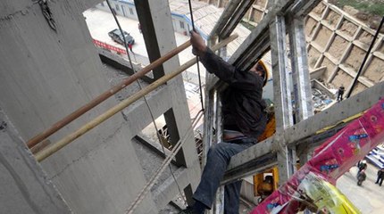 Un ouvrier de construction chinois sauvé après avoir été suspendu plusieurs heures dans le vide
