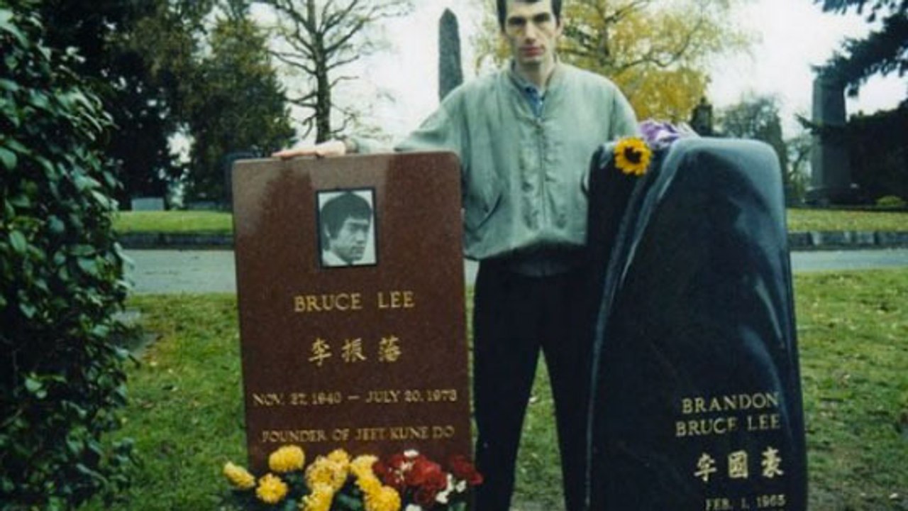Mark Dabbs fait le tour du monde en visitant les tombes des personnalités célèbres
