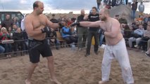Un spécialiste d'aïkido participe à un combat de MMA dans le sable