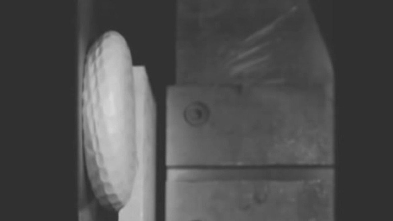 Regardez les déformations d'une balle de golf lancée à 240 km/h